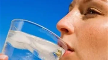 خطأ يومي في شرب الماء يسبب احتباس السوائل وزيادة الوزن المؤقتة رغم النظام الغذائي المتوازن 1